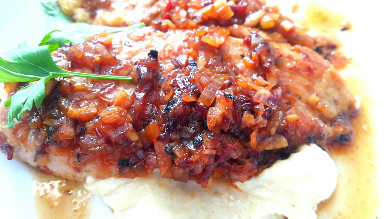 Pescado y cebolla caramelizada