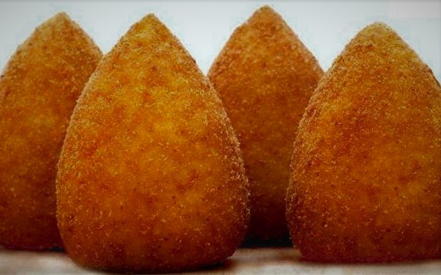 Arancini: las croquetas doradas de Sicilia que cuentan su historia en cada bocado