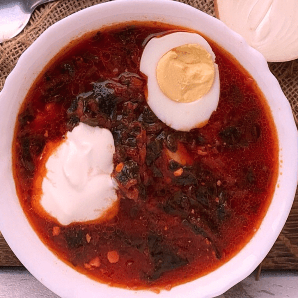 Descubre qué es el borsch, la sopa tradicional de remolacha de Europa del Este, su historia, beneficios nutricionales y aprende a preparar una receta auténtica paso a paso. ¡Déjate cautivar por el sabor que conquista el mundo!